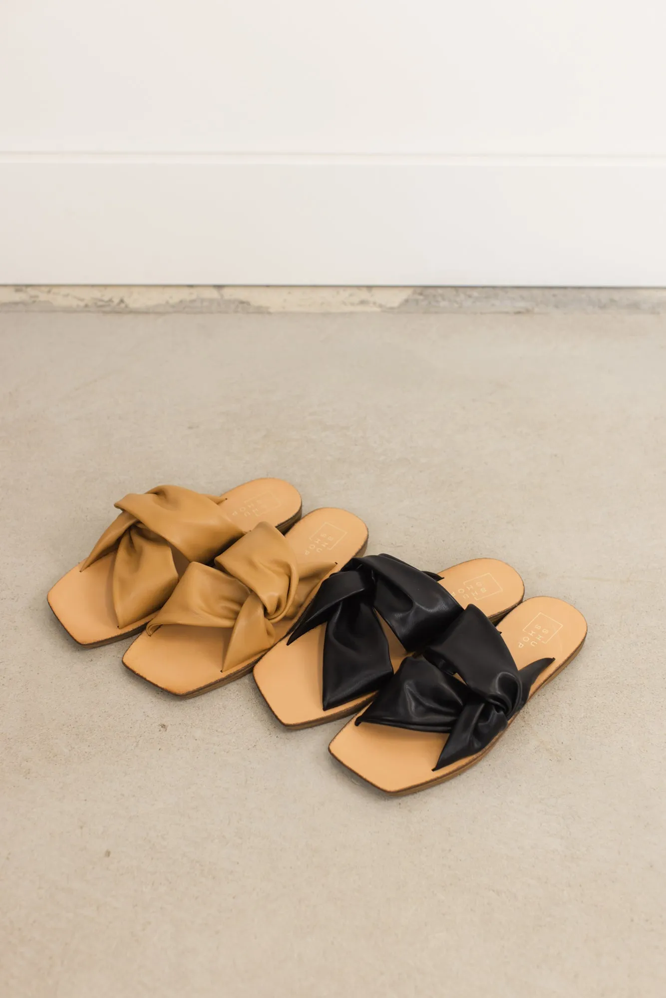 Constance Sandals ((Black))