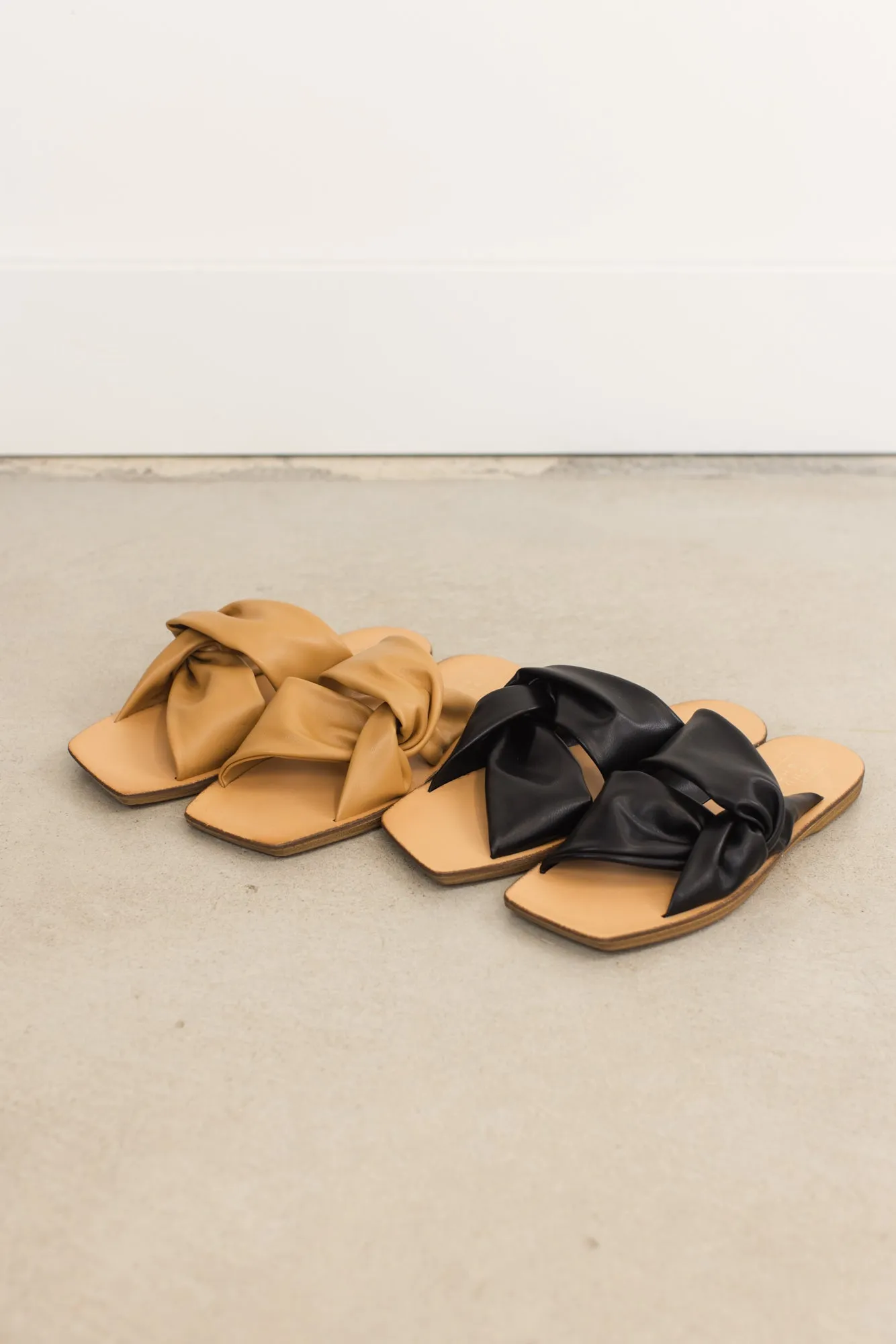 Constance Sandals ((Black))