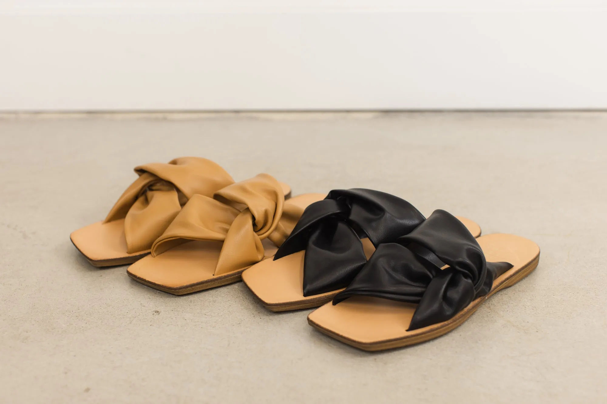 Constance Sandals ((Black))