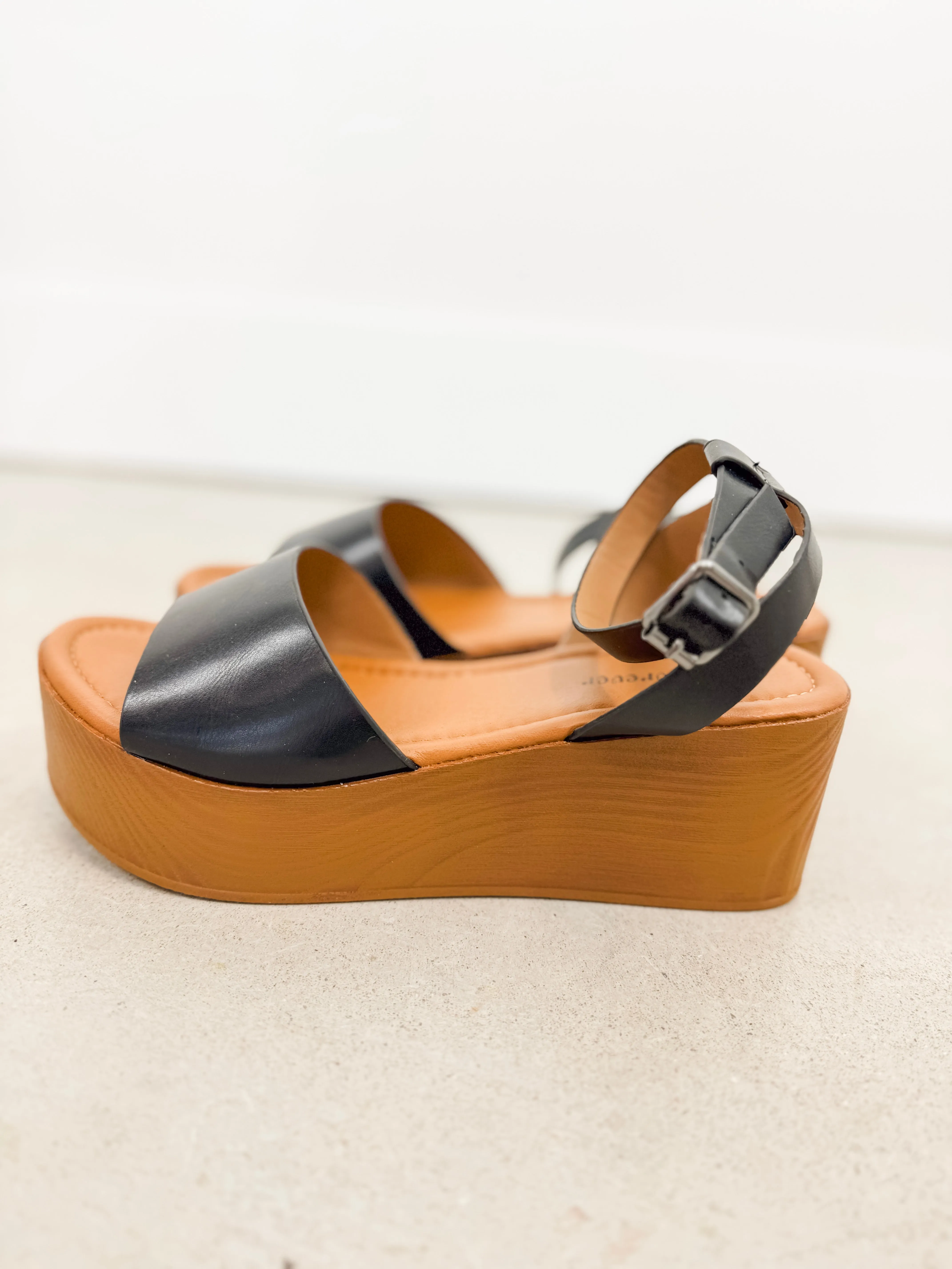 Solace Wedge Sandal ((Black))