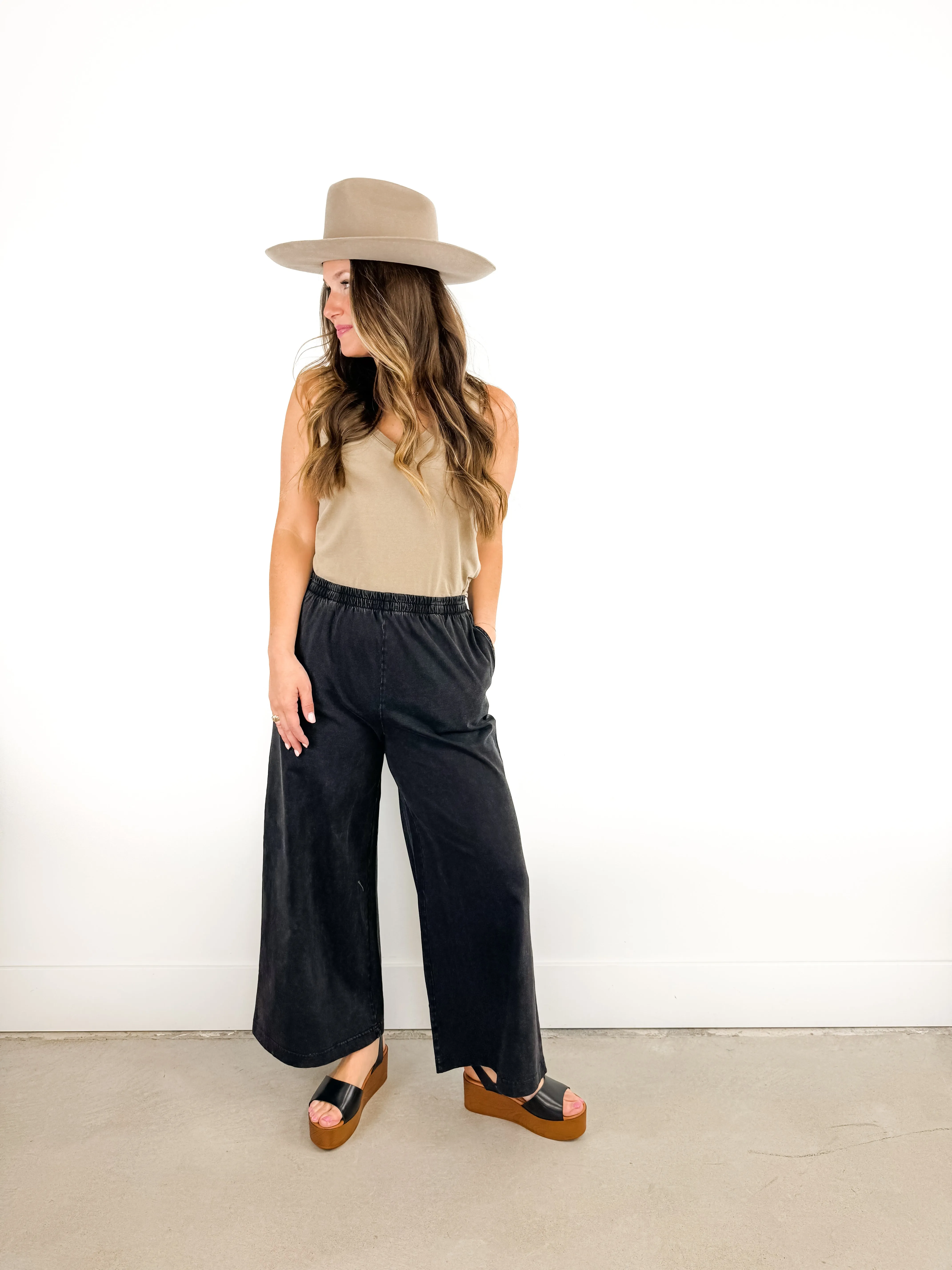 Solace Wedge Sandal ((Black))