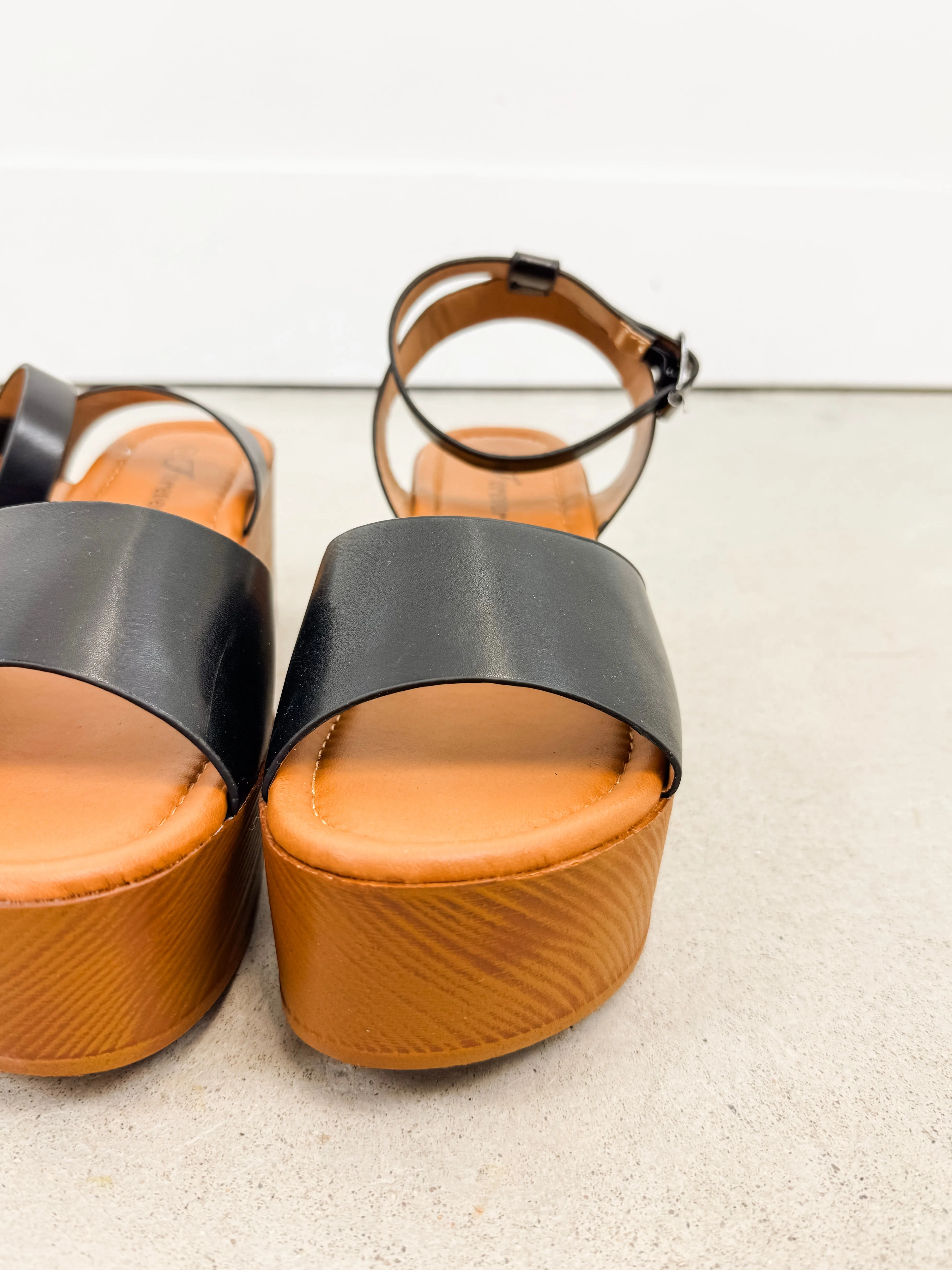 Solace Wedge Sandal ((Black))