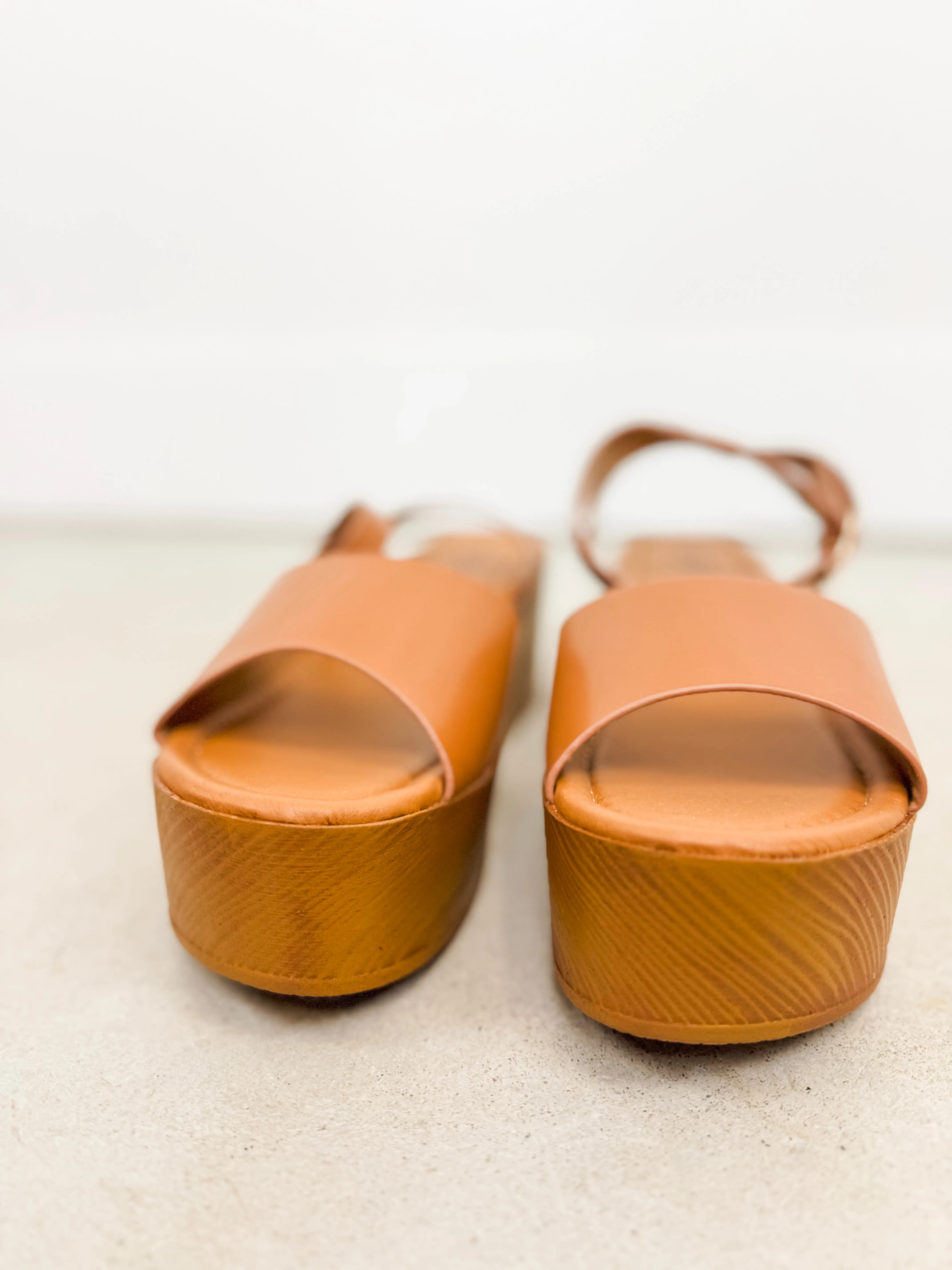 Solace Wedge Sandal ((tan))